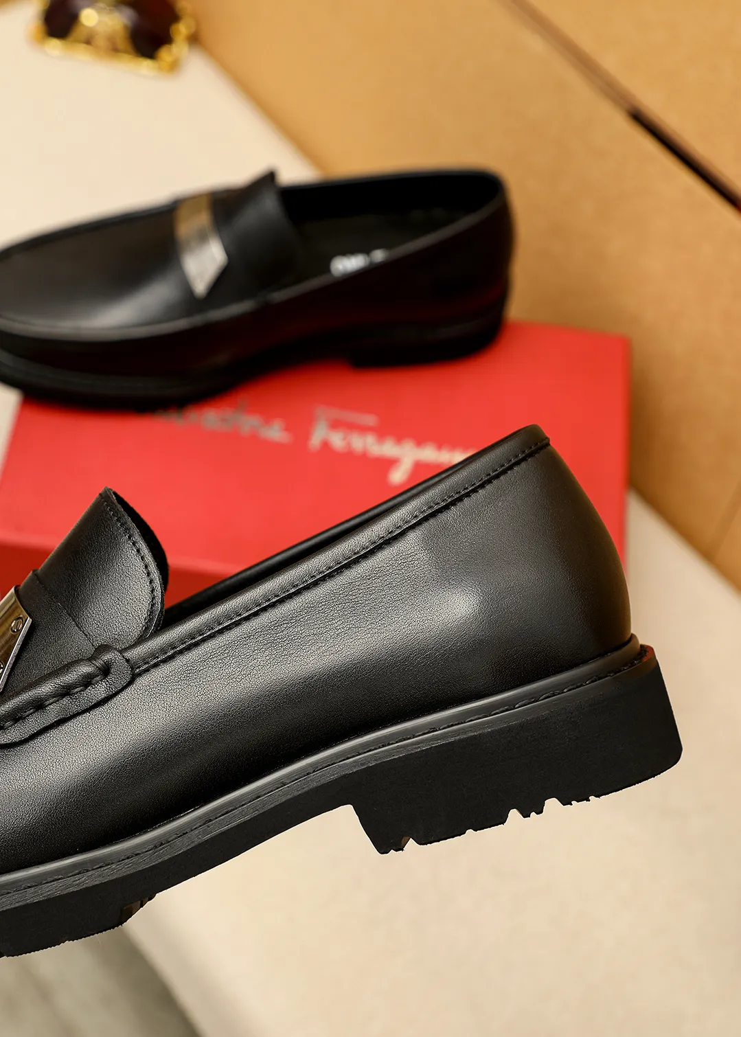 Men's shoes 💰520 💐 Product trademark: Ferragamo "Ferragamo" casual leather shoes Regular size: 38-44 (45.46🉑️customized) Product materials: Selected imported first-layer calfskin upper + original hardware buckle, imported water-dyed cow leather lining. Strong three-dimensional visual effect, original outsole color: 1⃣️color optional